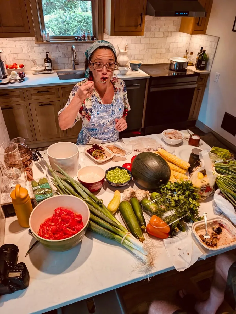 Gaby cocinando en la cocina de una casa particular